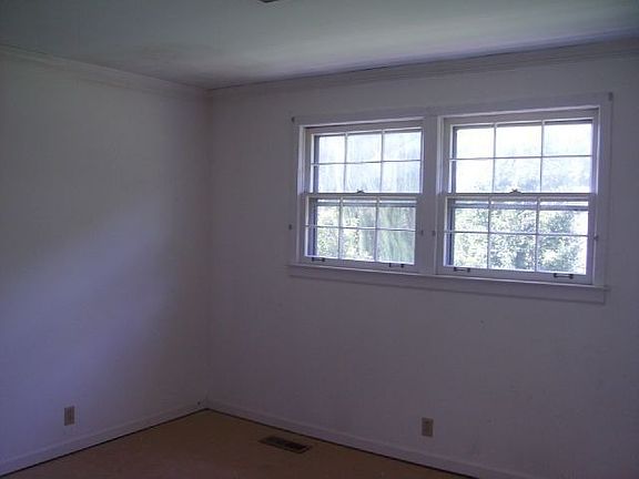 5th image of 100 Deerwood Dr