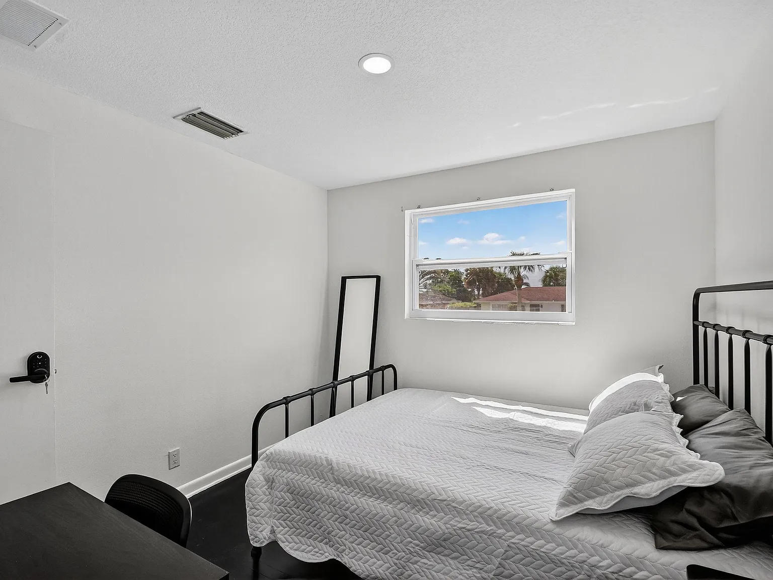 4 bed, 5.0 bath, 1767 sqft, $1,364 — Photo 2