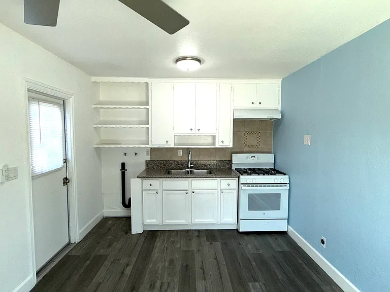 564 N Citrus St — Photo 9