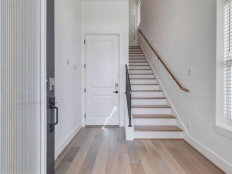 334 Eastwood St — Photo 8