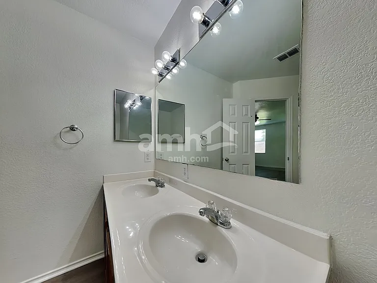 1421 Englewood Dr — Photo 11