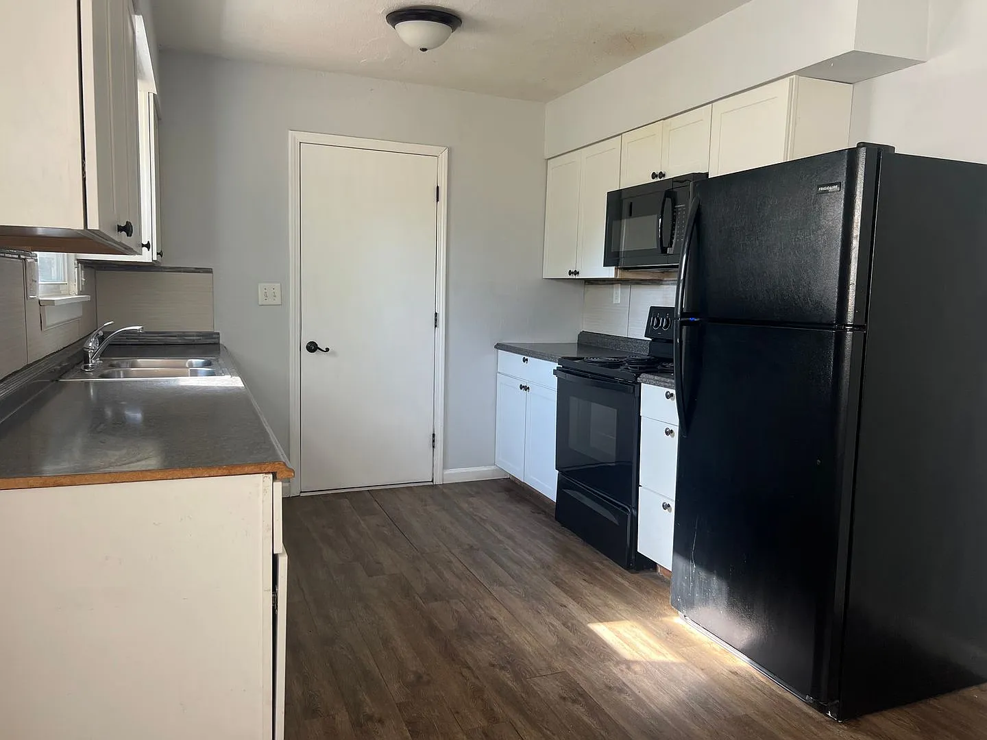 4 Bedroom 2 Bathroom House — Photo 3