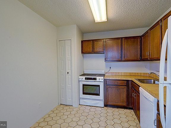 5th image of 5225 Pooks Hill Rd APT 308N