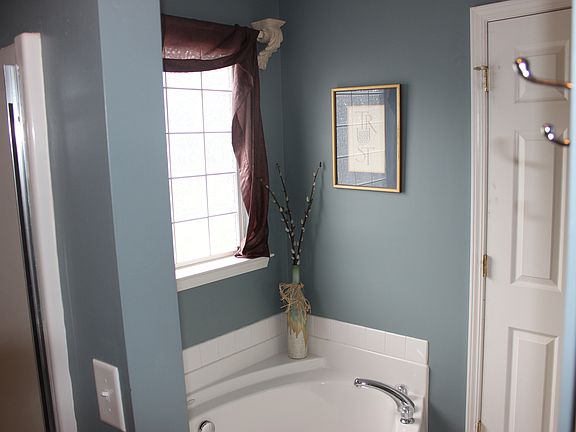 Master Bathroom (Upstairs)