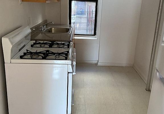 3rd image of 564 E 3rd St #B2