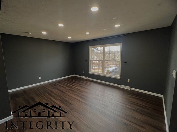 3rd image of 8 Dogwood Dr