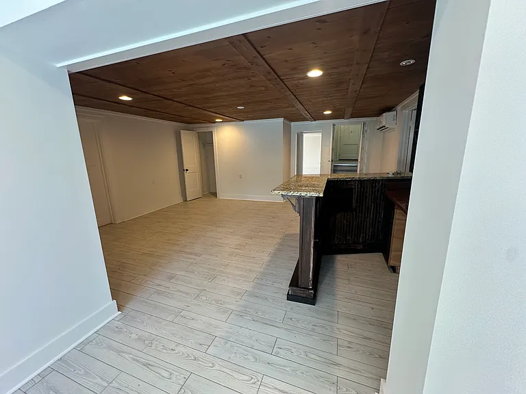 6423 S Claiborne Ave — Photo 14