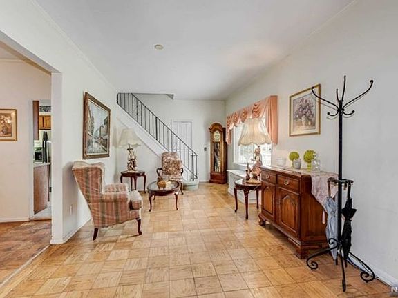 5th image of 127 Westover Ave