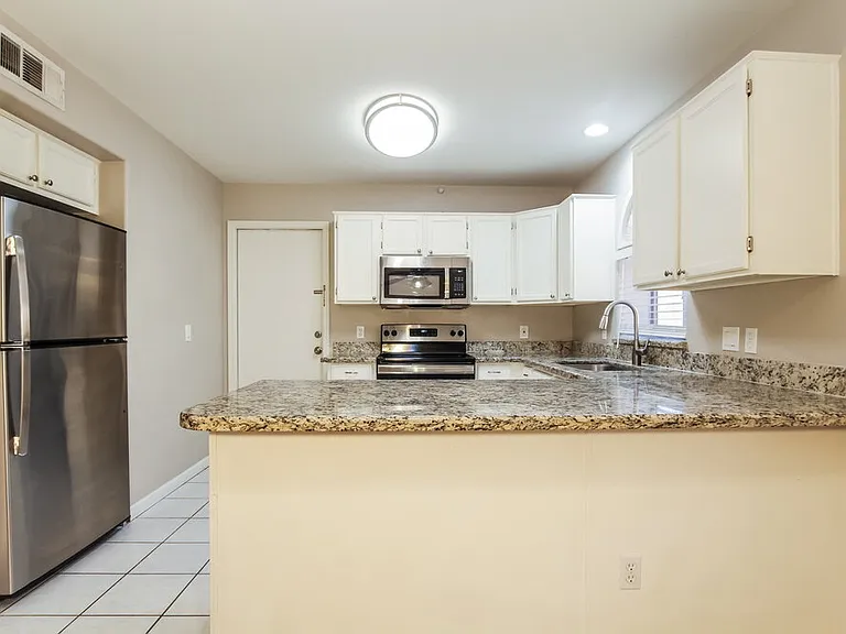 7522 W Kerry Ln — Photo 7