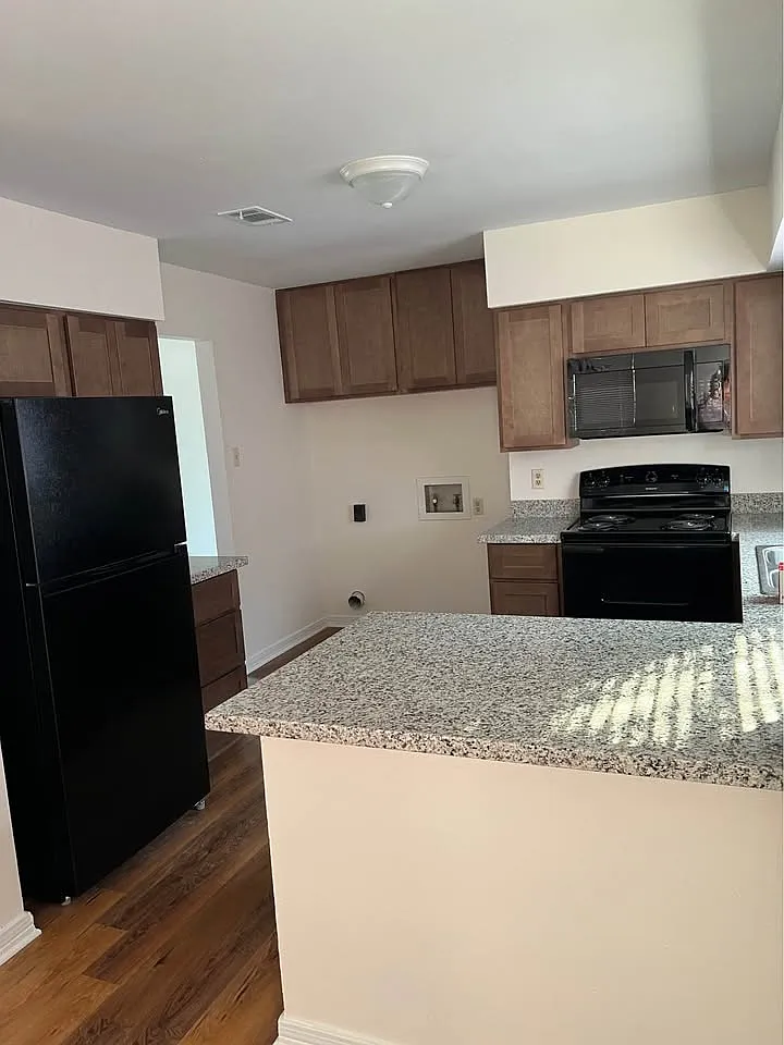3 bed, 1.5 bath, 950 sqft, $1,250 — Photo 2