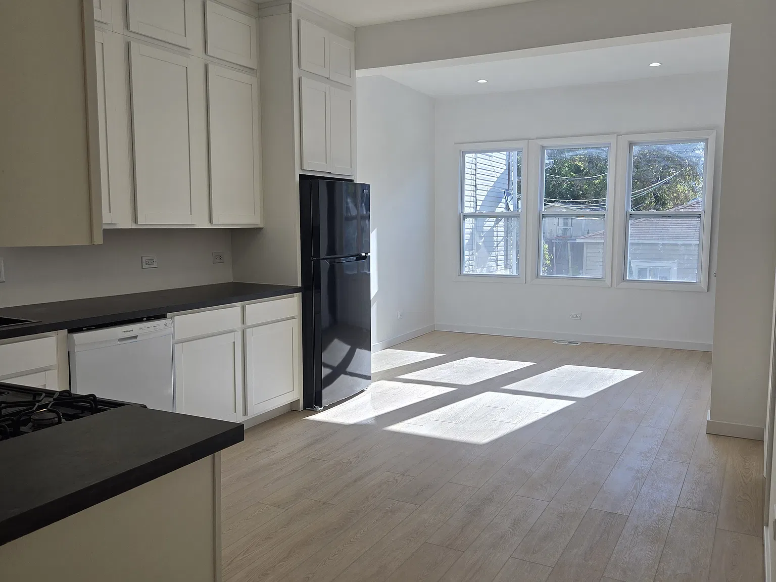 2 bed, 1100 sqft, $2,600 — Photo 3