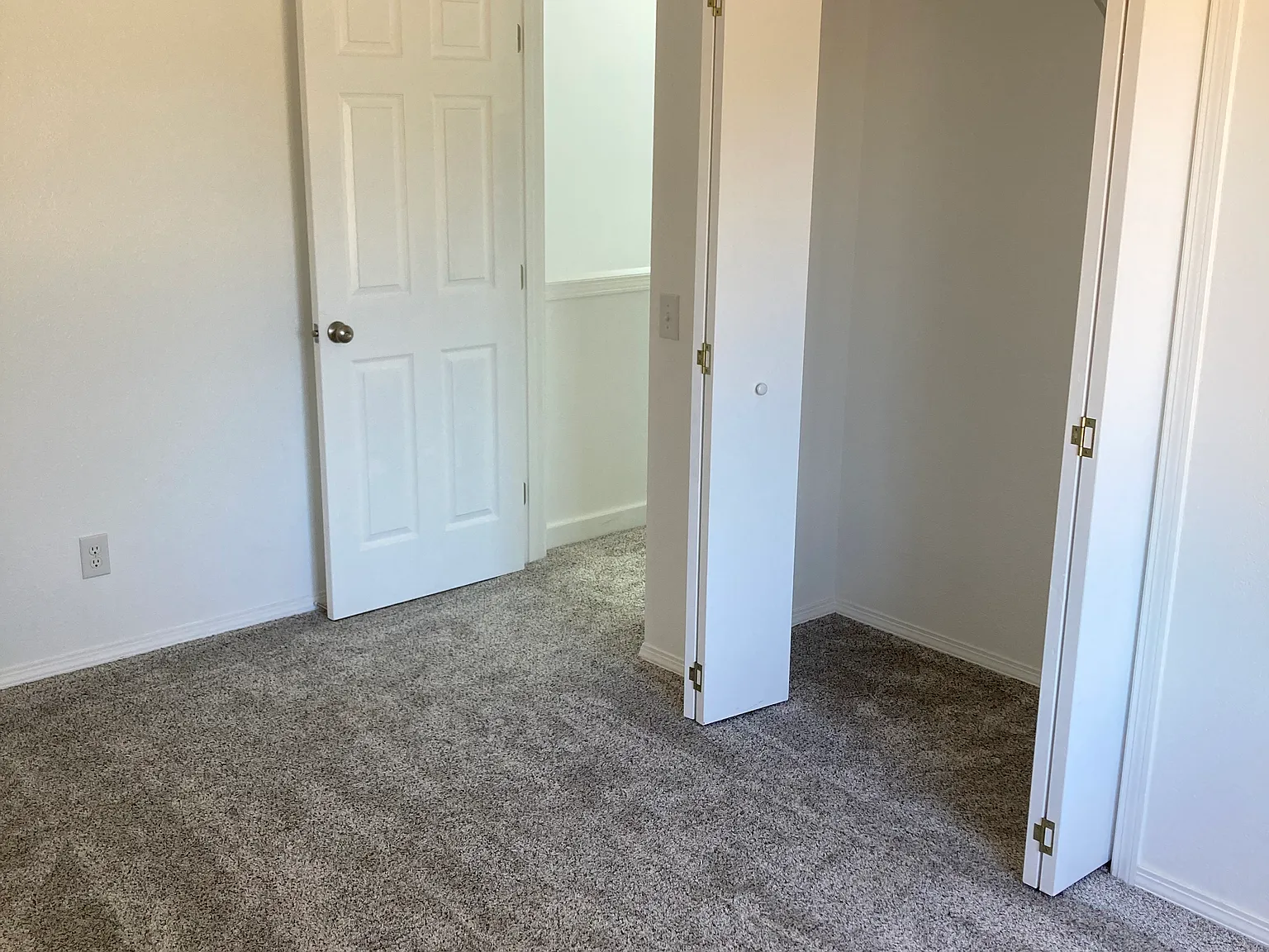 4 bed, 2.5 bath, 1775 sqft, $900 — Photo 2