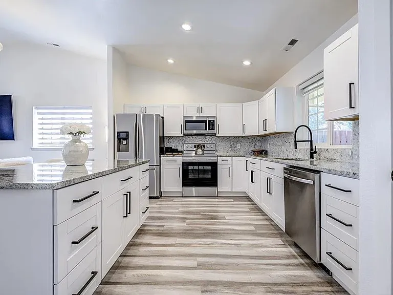 214 S Belfair Pl — Photo 2