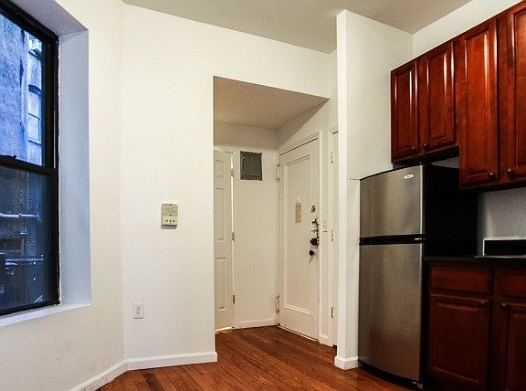 3rd image of 176 Thompson St APT 1D