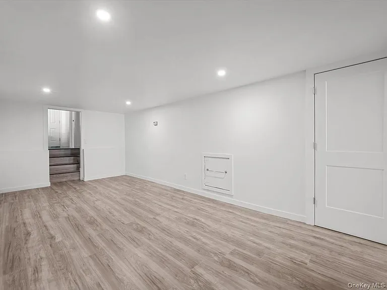 14 Lois Ln — Photo 3