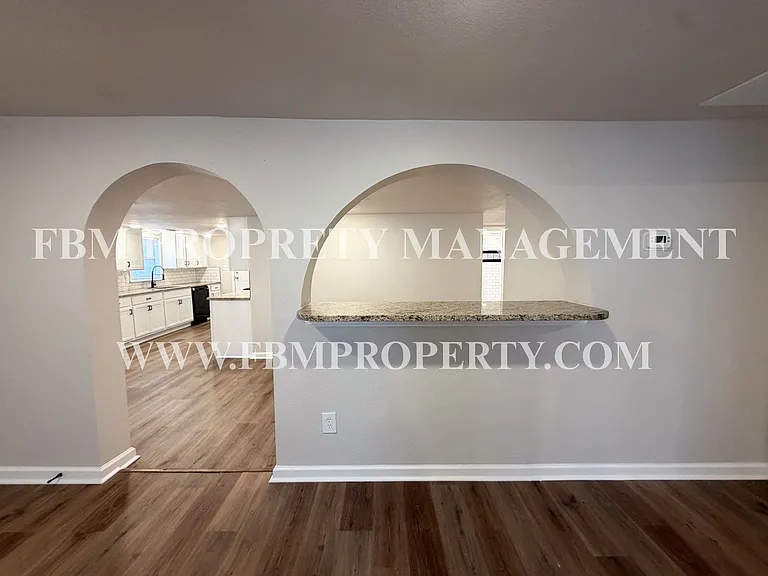 303 E Thompson St — Photo 5