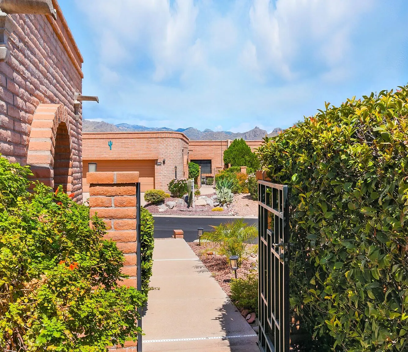 2 bed, 2.0 bath, 1476 sqft, $5,000 — Photo 3