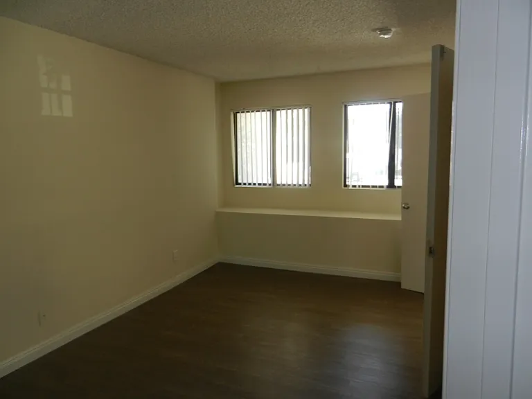 4453 Woodman Ave — Photo 12