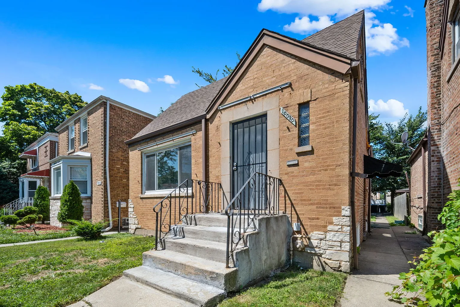 10040 S Vernon Ave photo 1