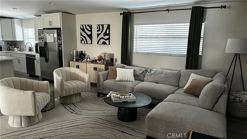 3 bed, 1300 sqft, $4,395 — Photo 2