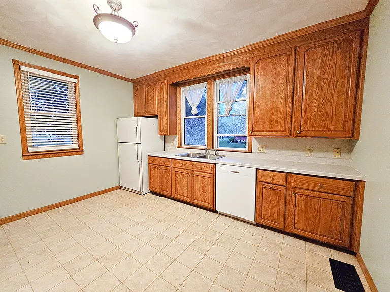 110 E Milligan St — Photo 4