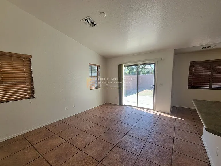 3133 W Huntington Dr — Photo 4