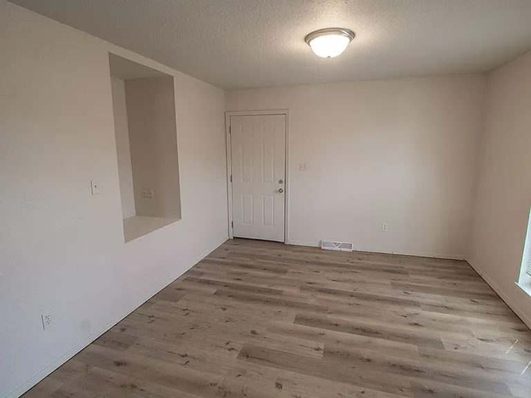 1007 W Ash St — Photo 5