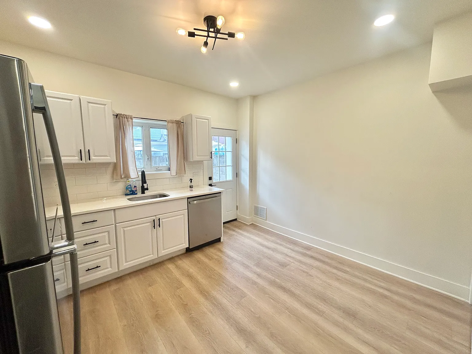 Updated 2-Bedroom Fishtown Townhome with Central Air — Photo 3