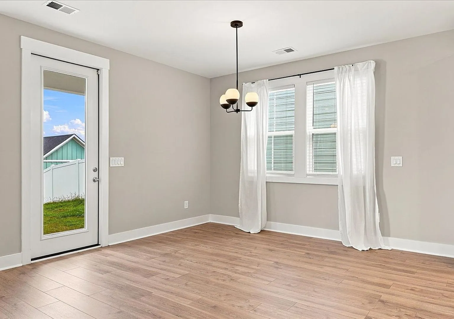 Beautiful 4 Bedroom, 3.5 bath townhome plus additional office/flex space! — Photo 3
