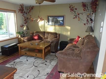 Hickory floorings
						:
						tons and tons of windows to enjoy the views