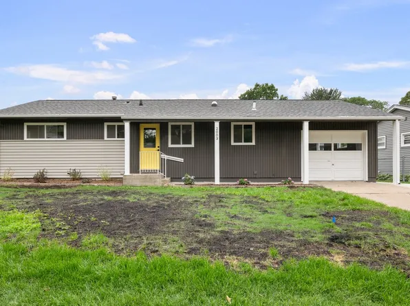 2003 Edgewood Dr, Bettendorf, IA 52722