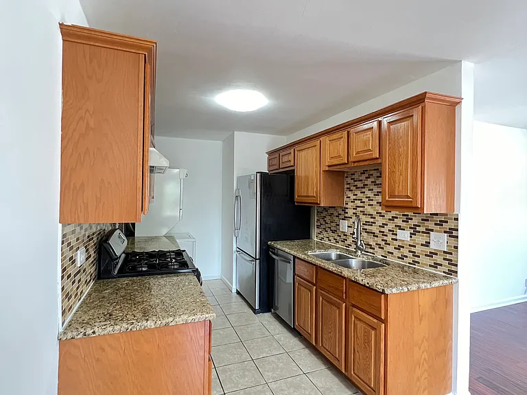 358 E Farmingdale Cir — Photo 7