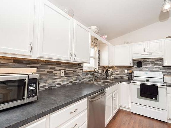 4th image of 755 Laramie Cir