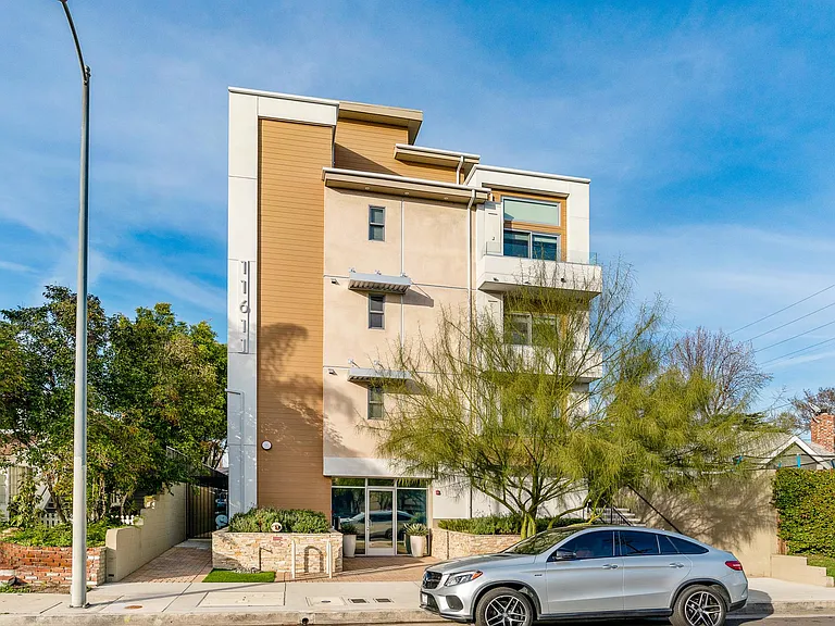 11611 Moorpark St #6 — Photo 17