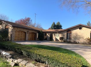 9 Windwood Dr, Sugar Grove, IL 60554