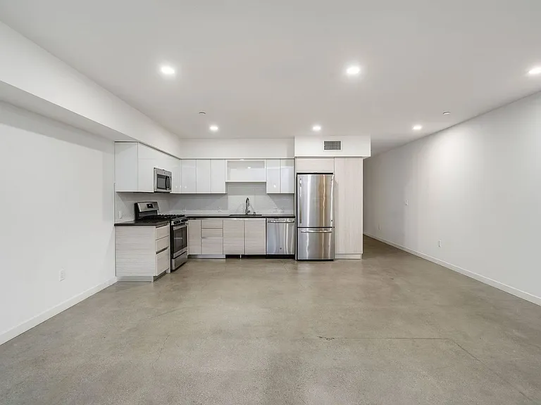 2409 Griffith Park Blvd — Photo 11