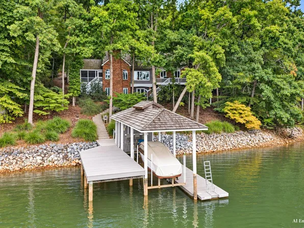 870 Oakshire Ln, Wirtz, VA 24184