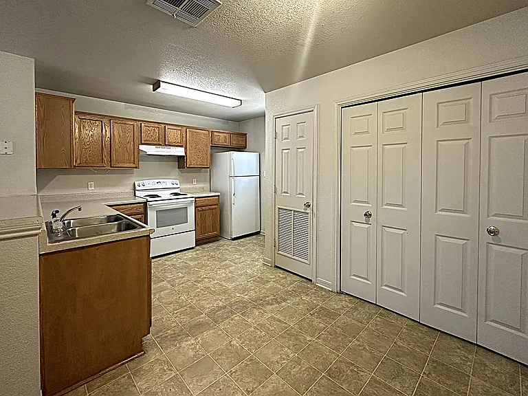 402 Veterans Ave #C — Photo 2