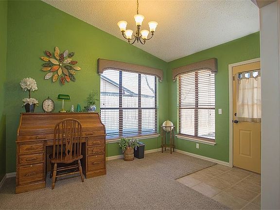 5th image of 916 W Dorchester Way