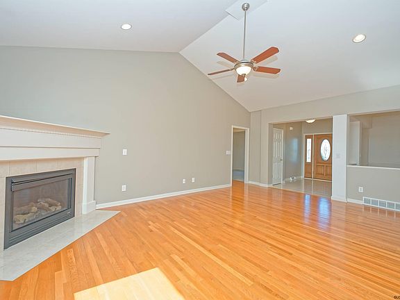 5th image of 21 Brighton Dr