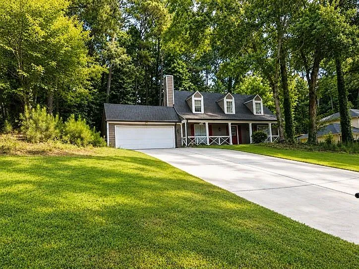 135 Barrington Dr E — Photo 1