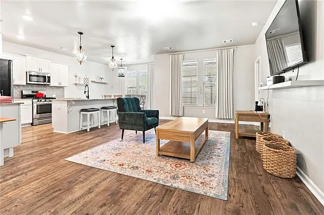 3 bed, 2.0 bath, 1521 sqft, $1,900 — Photo 4
