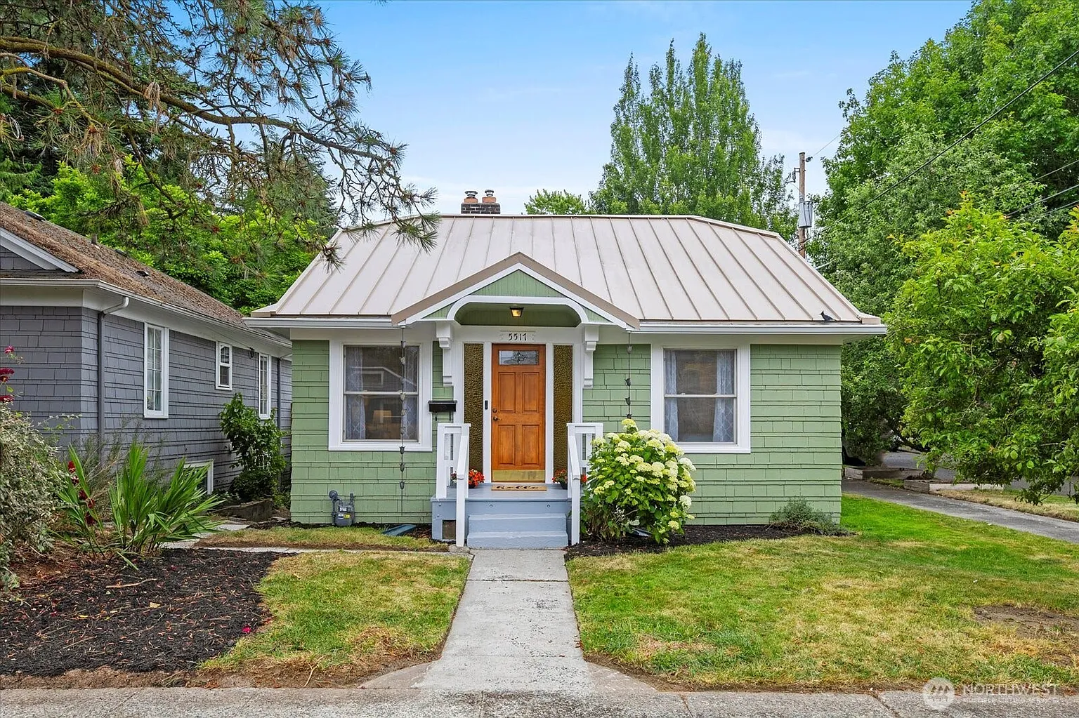 5517 8th Avenue NE photo 1