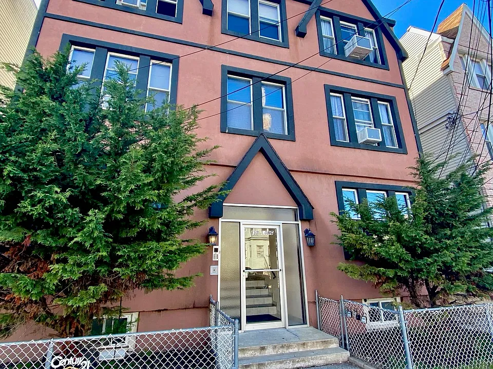 33 Long St