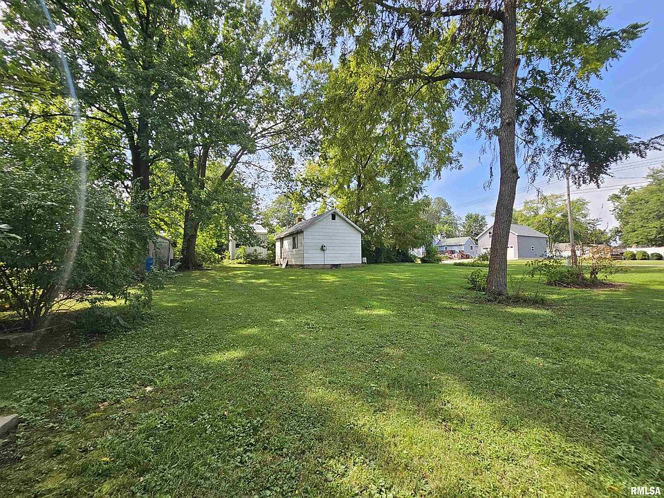 2nd image of 207 Hart St