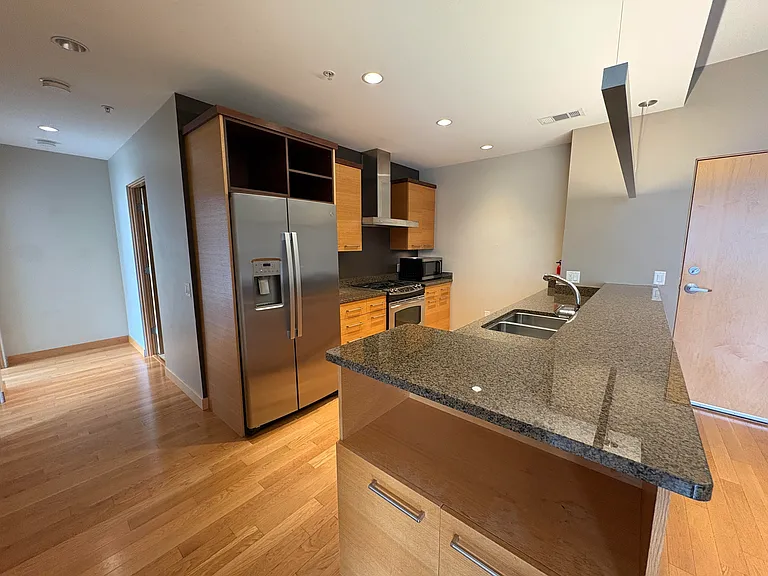 309 W Washington Ave #905 — Photo 3