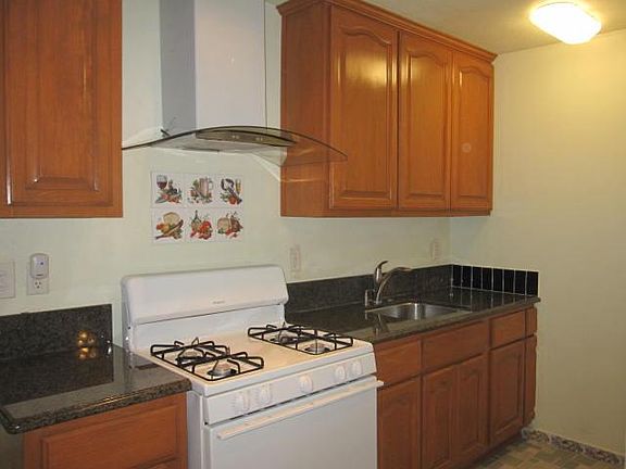 5th image of 664 W Doran St