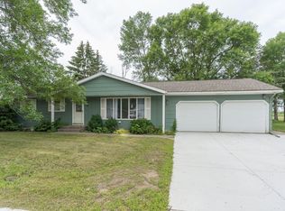 470 N Park Ave, Le Center, MN 56057