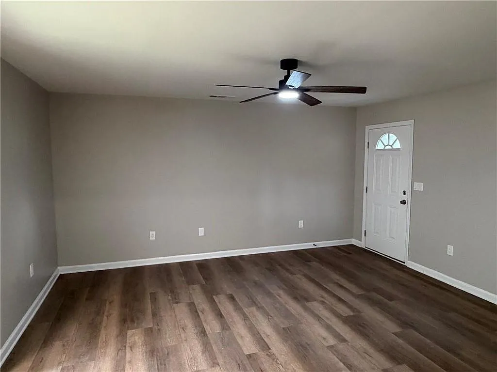 2 bed, 2.0 bath, 2160 sqft, $1,700 — Photo 3