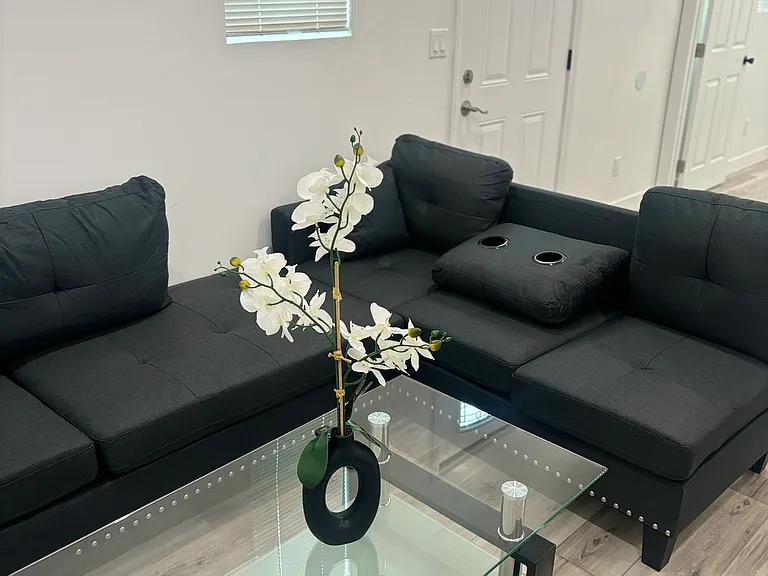 141 N Hobart Blvd — Photo 2